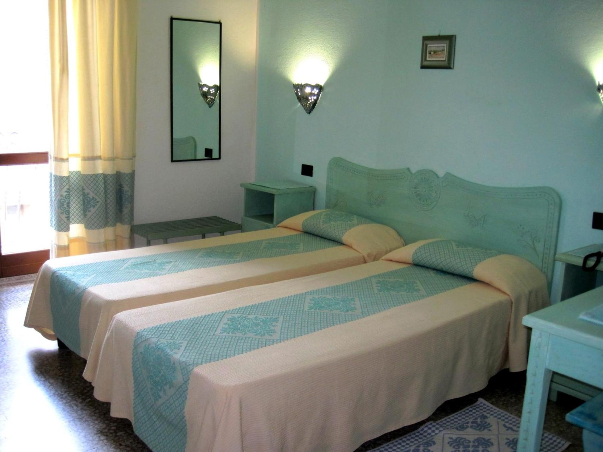 Hotel Moderno Santa Teresa Gallura Phòng bức ảnh